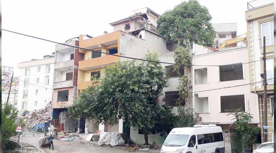Kağıthane'deki riskli binaların yıkımı sürüyor