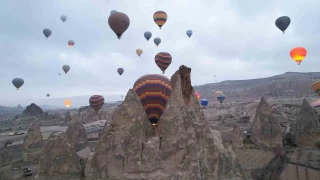 Kapadokya'da turistler yılın ilk güneşinin doğuşunu sıcak hava balonlarında izledi