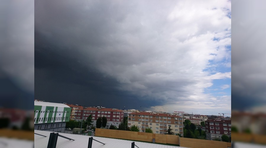 Kara bulutlar beyaz bulutları kovaladı