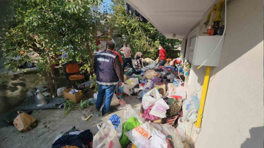 Karabük'te çöp evden iki kamyon çöp çıktı