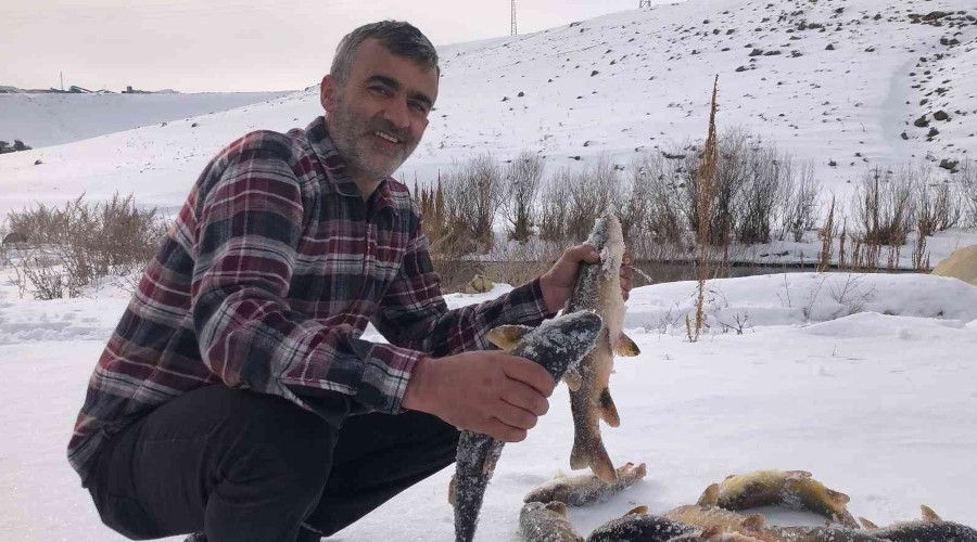 Kars'ta eksi 13 derece soğukta balık avı