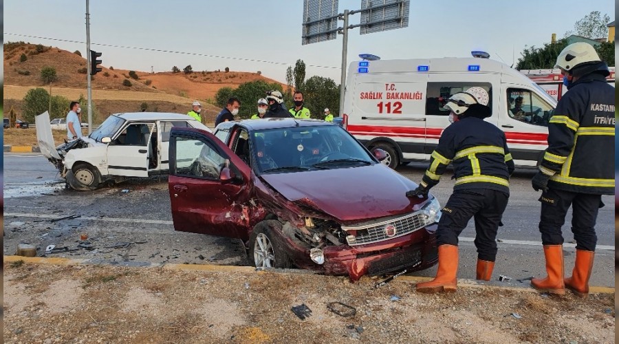 Kastamonu'da iki otomobil arpt: 3 yaral