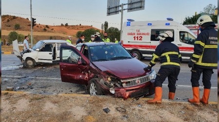 Kastamonu'da iki otomobil çarpıştı: 3 yaralı