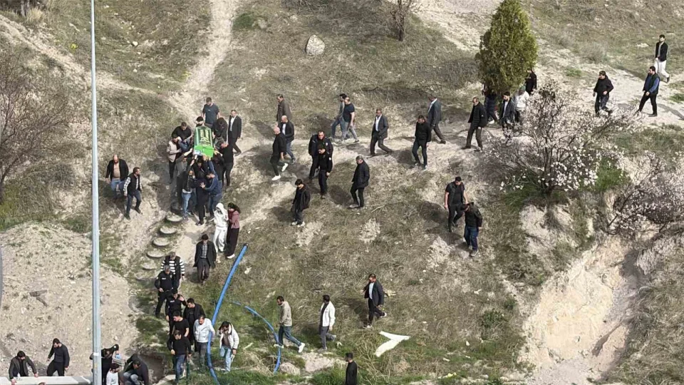 Kay�p olarak aranan gen�, da�l�k alanda �l� bulundu