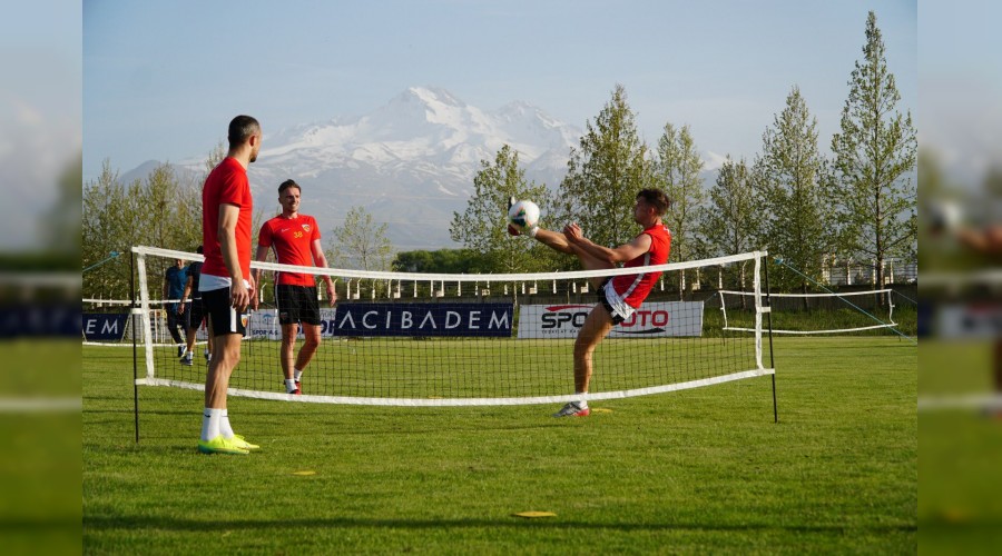 Kayseri, İstanbul'a 21 futbolcuyla gidiyor