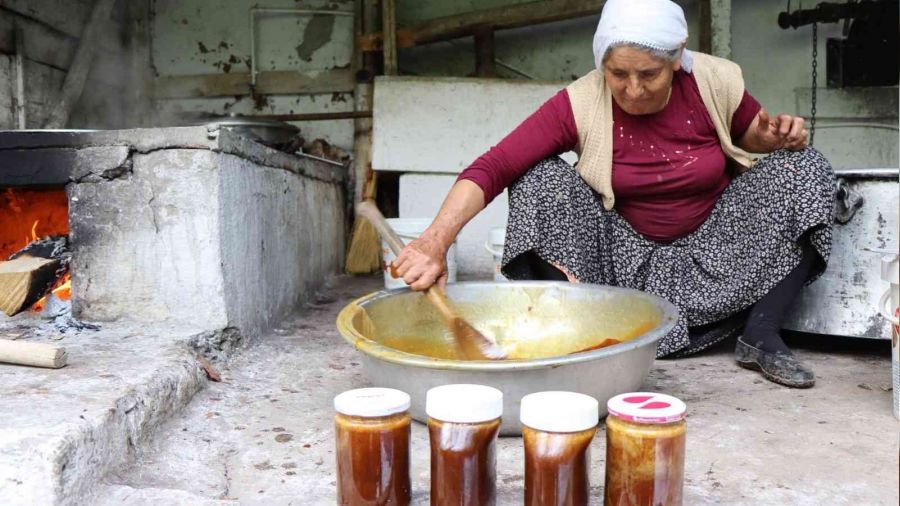 Kazanlar dut pekmezi i�in kayn�yor