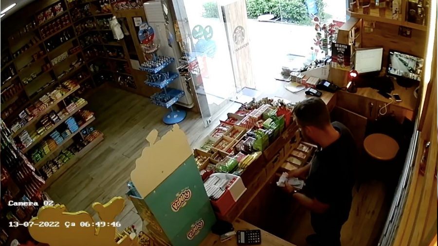 Kendi iş yeri gibi kasayı boşaltıp gitti