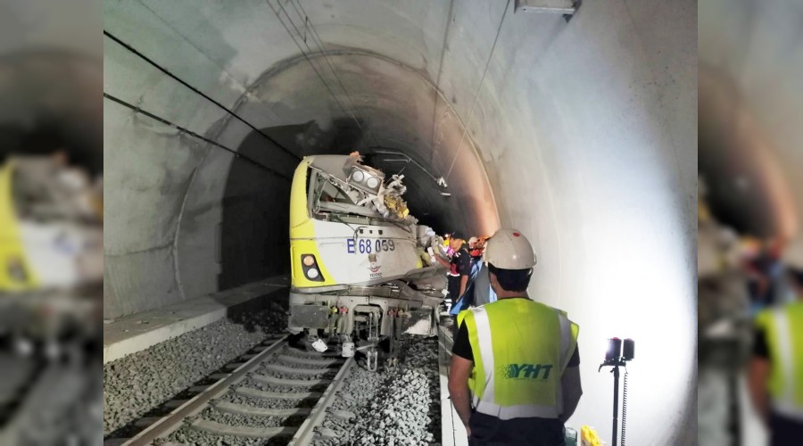 Kılavuz tren raydan çıktı