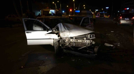 Kırmızı ışıkta otomobile çarptı, aracını bırakıp kaçtı