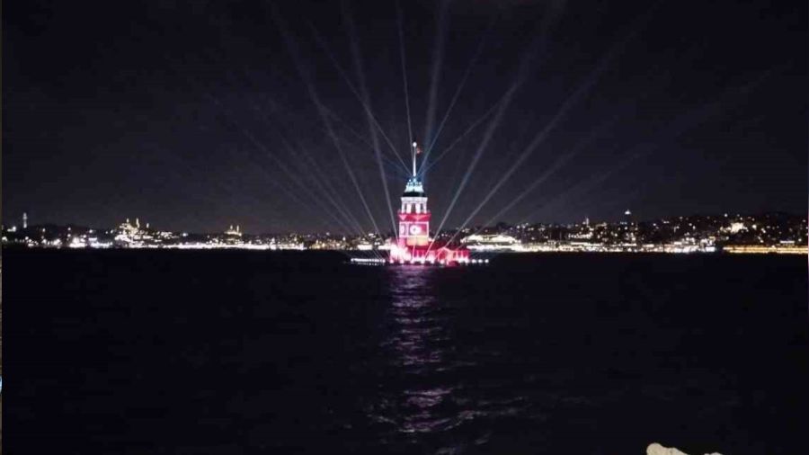 Kız Kulesi'ne Türk Bayrağı yansıtıldı