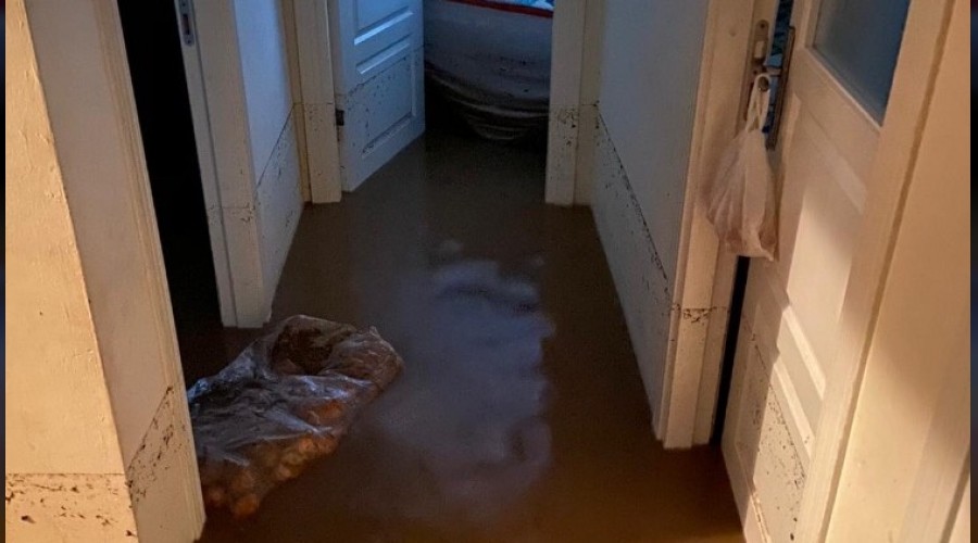 Kocaeli'de evler sel sular�yla doldu