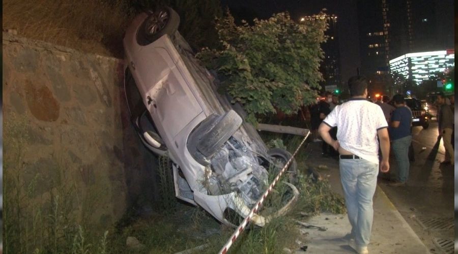 Kontrolden ��kan ara� dik durdu: 2 yaral�