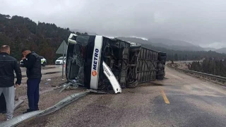 Konya'da yolcu otob�s� devrildi: 15 yaral�