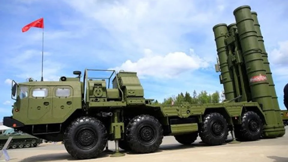  Kremlin S�zc�s� Dmitri Peskov, Rusya ile T�rkiye'nin, daha �nce teslim edilen S-400 hava savunma sistemlerinin durumuna ili�kin temaslarda bulundu�unu ve bu g�r��melerin devam edece�ini a��klad�