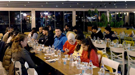 Kuşadası Belediyesi'nden üniversite öğrencilerine akşam yemeği
