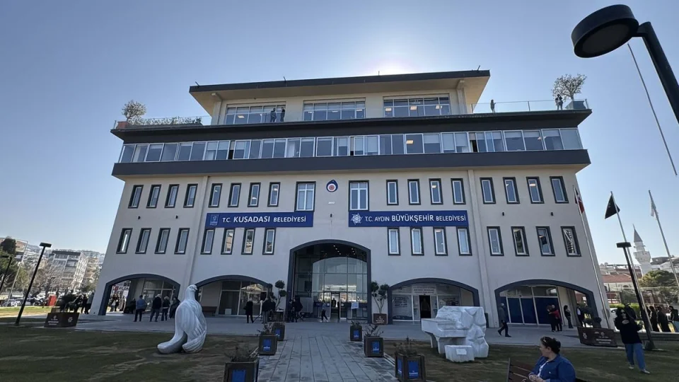 Kuşadası Belediyesiyle bağlantılı gözaltına alınan 6 zanlı adliyede