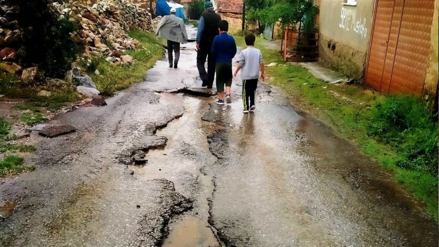 Kütahya'da sel ve dolu, ekili alanlarda zarara yol açtı