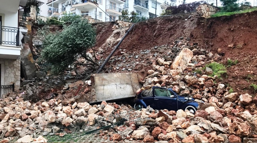 Kuvvetli ya Antalya'y perian etti