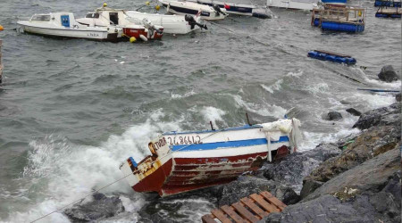 Lodos nedeniyle Pendik'te 2 balk teknesi batt