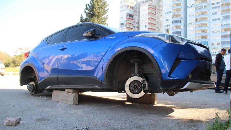 Lüks aracın 4 lastiğini çaldılar