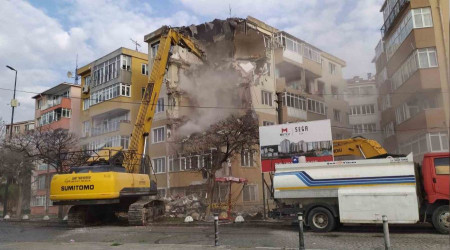Mahkeme süreci biten sitenin yıkımına başlandı