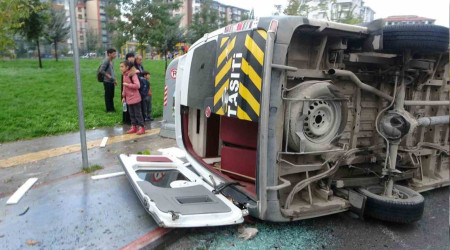 Malatya'da minibüsle çarpışan öğrenci servisi devrildi