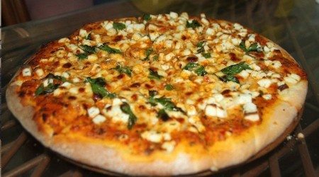 Malazgirt'in otlu peynirinden yapılan pizzaya yoğun ilgi