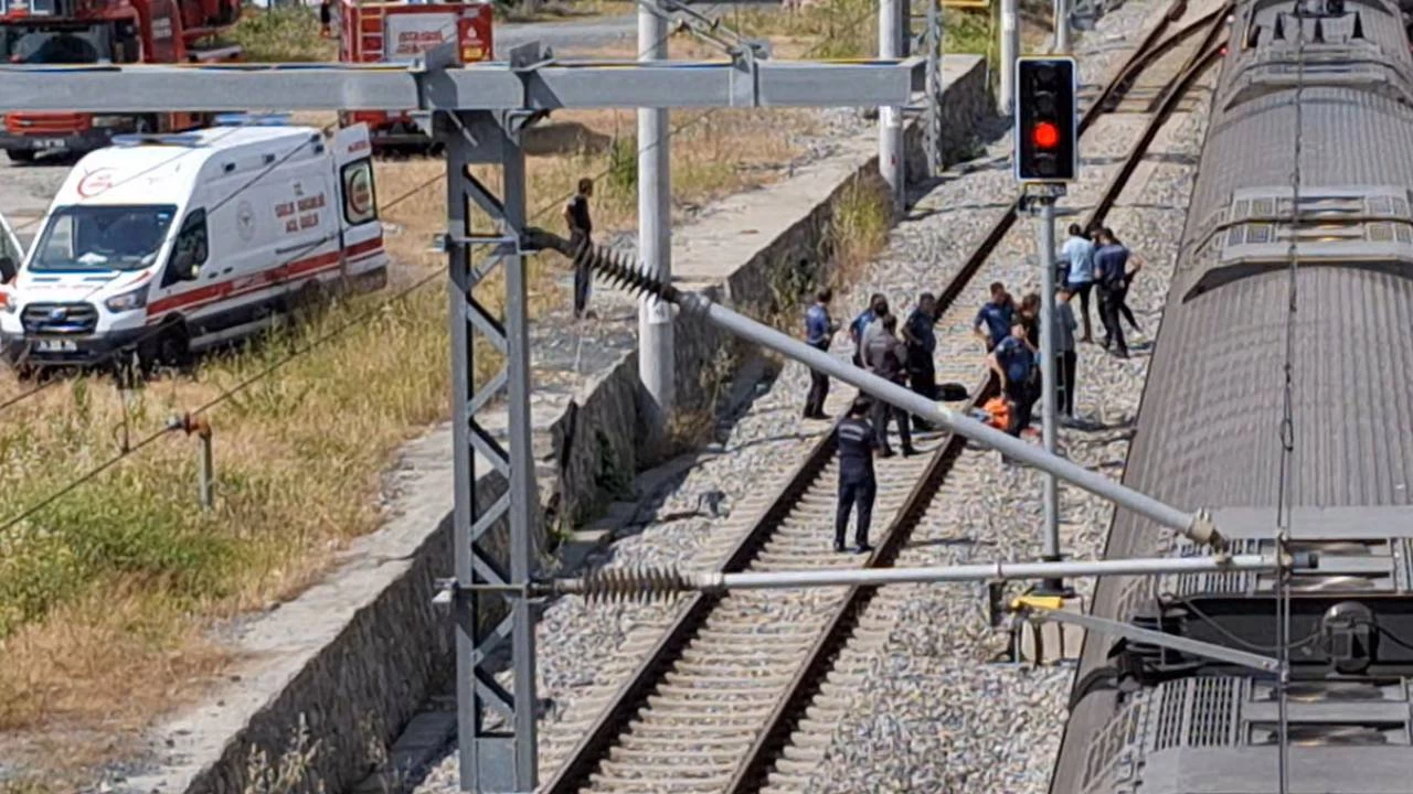 Marmaray istasyonunda dengesini kaybeden genç raylara düştü