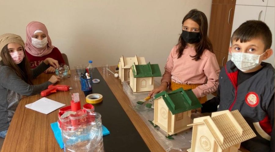 Mecidiye Ortaokulu'nda atık malzemeler eşyaya dönüşüyor