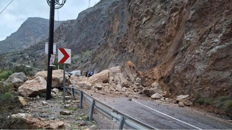 Mersin-Antalya karayolunda heyelan: Yol trafi�e kapand�