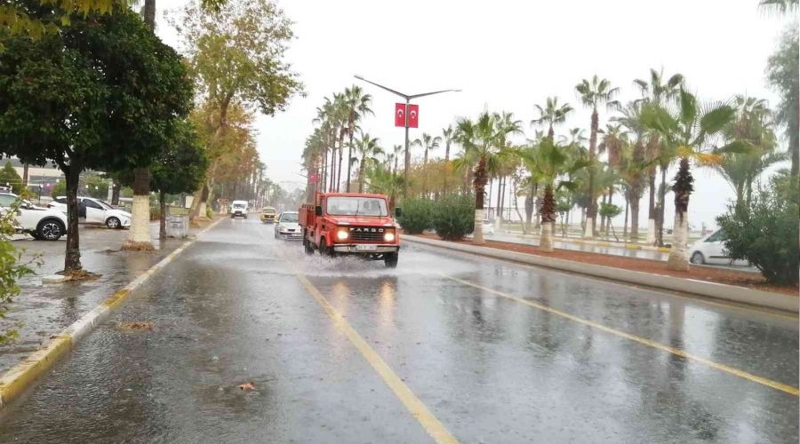 Mersin'de sağanak yağış etkili oldu