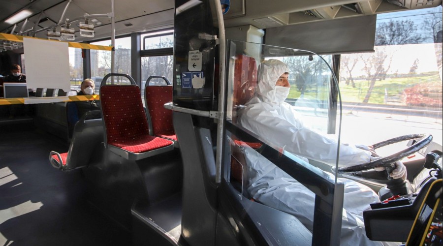 Metrobüs şoförleri tulum giymeye başladı