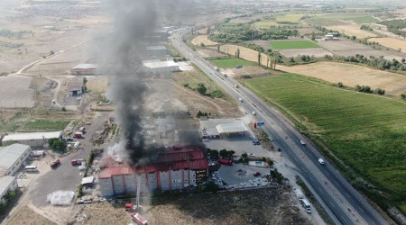Mobilya fabrikasındaki yangın 9 saatte söndürüldü
