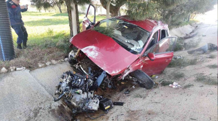 Motoru yerinden frlayan otomobilden sa kurtuldu