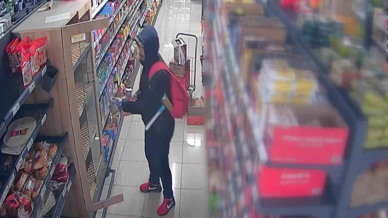 Motosiklet hırsızı cam silip para toplarken yakalandı