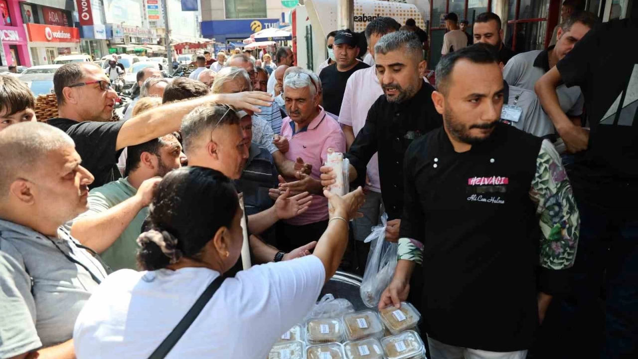 Narin'in anısına helva ve döner dağıtımı izdihama dönüştü