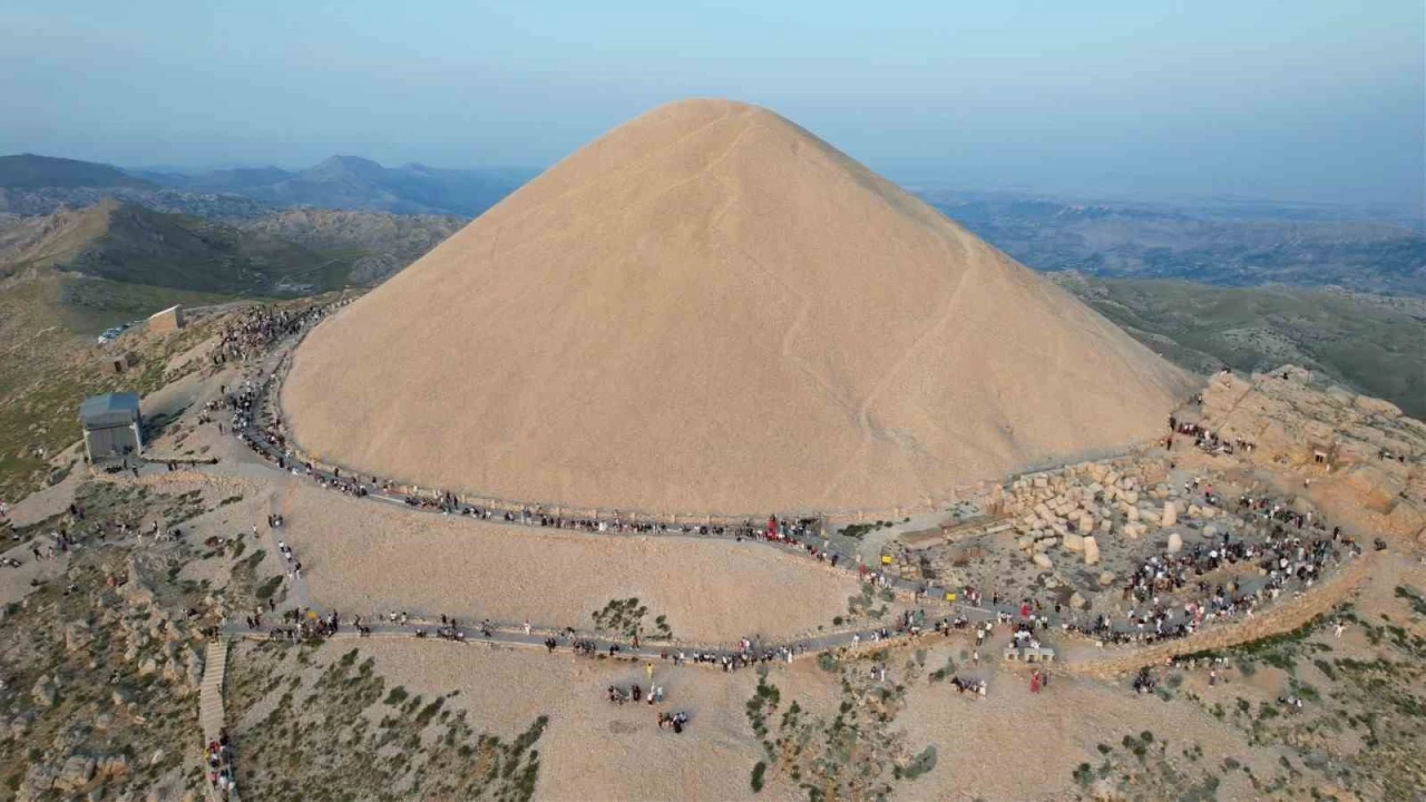 Nemrut Dağı bayramda binlerce turisti ağırladı