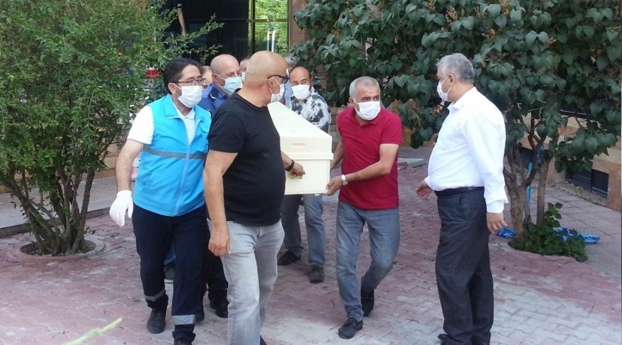 Öğretim görevlisi kütüphanenin girişinde ölü bulundu