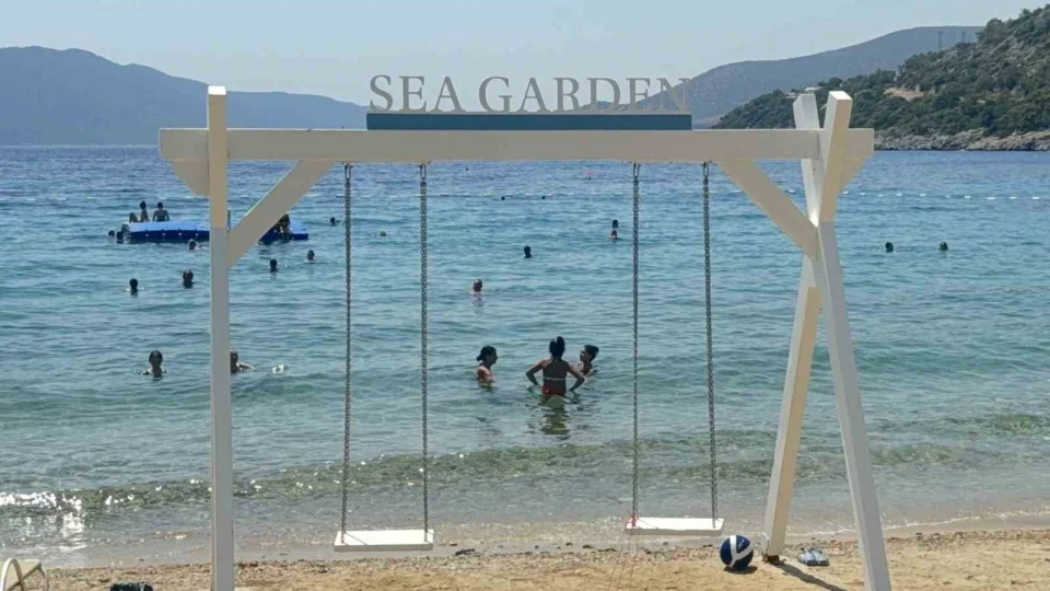 Okullar kapand�, Bodrum sahilleri doldu