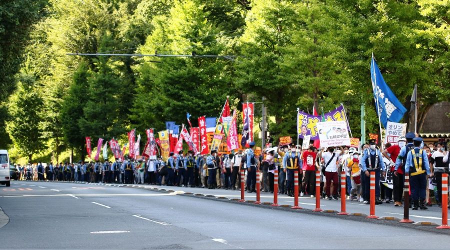 Olimpiyat karşıtları Tokyo'da sokaklara çıktı