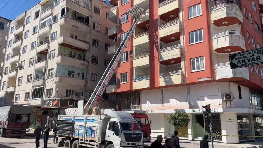 Osmaniye'de vatandaşlar hasarlı binalardan eşyalarını taşımaya başladı