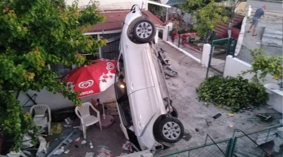 Otomobil evin bahçesine uçtu: 2 ölü