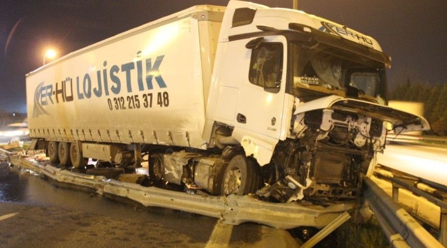 Otomobil ile çarpışan tır bariyerleri parçaladı, TEM trafiğe kapandı
