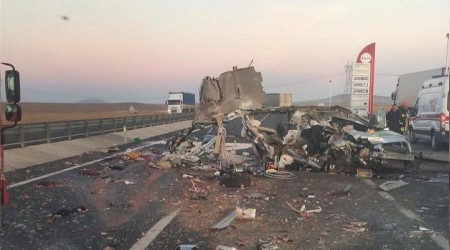 Otomobil tıra arkadan çarptı: 1 ölü