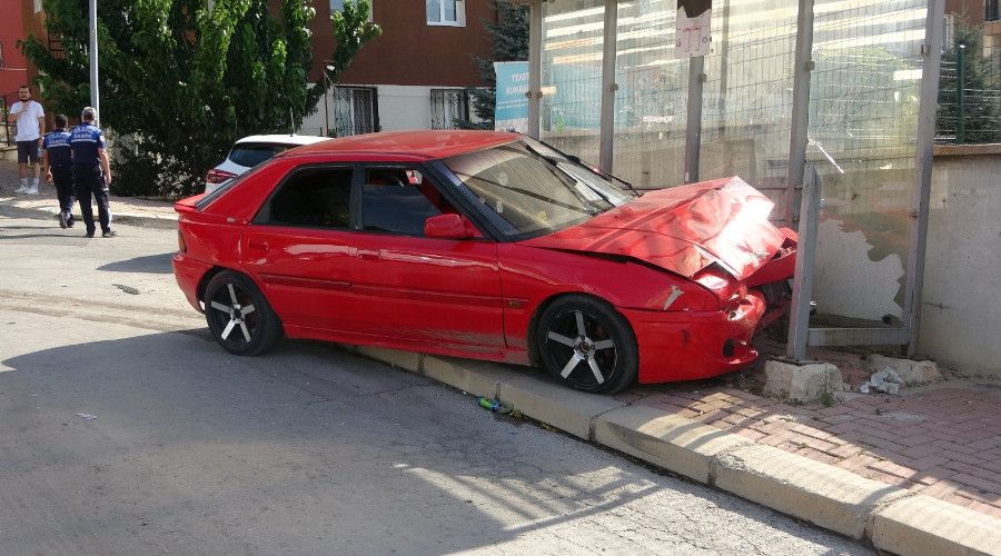 Otomobile �arpan ara� dura�a savruldu; 5 yaral�