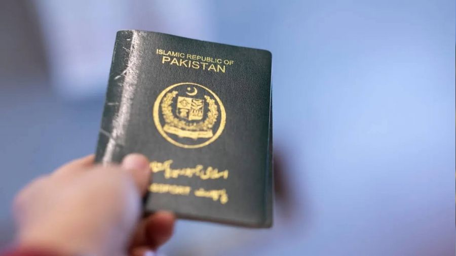 Pakistan'da 10 eski bakan�n diplomatik pasaportlar� iptal edildi