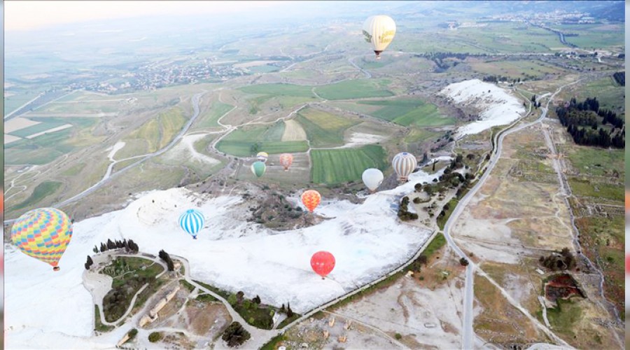 Pamukkale'de balonlar 153 bin kişiyi uçurdu