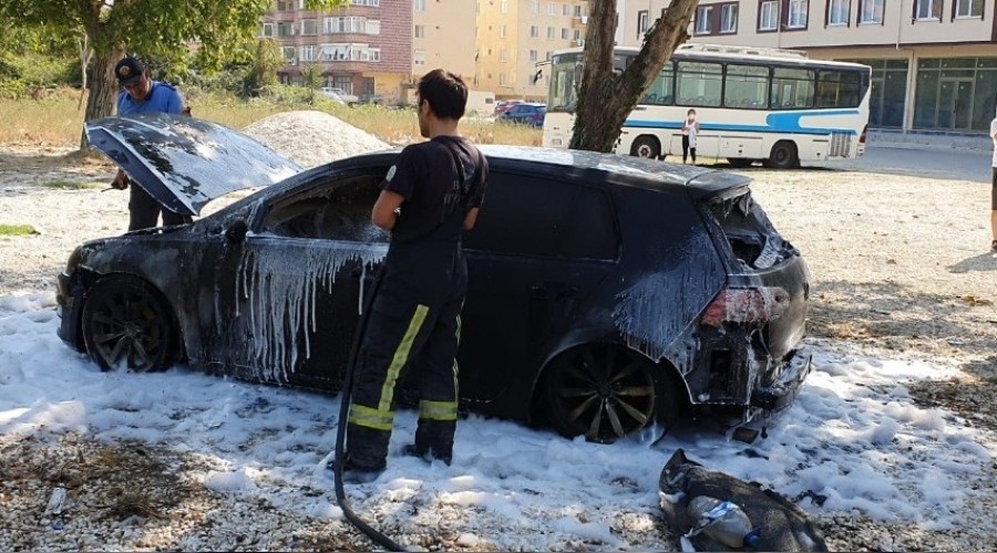 Park halindeki lüks otomobil yandı