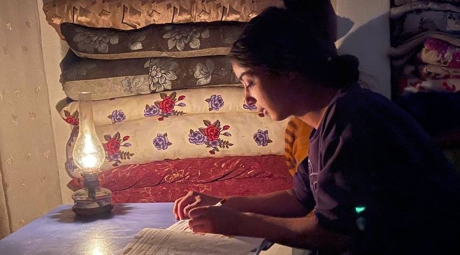 Patlayan trafo tamir edilmeyince mahalle karanlığa gömüldü