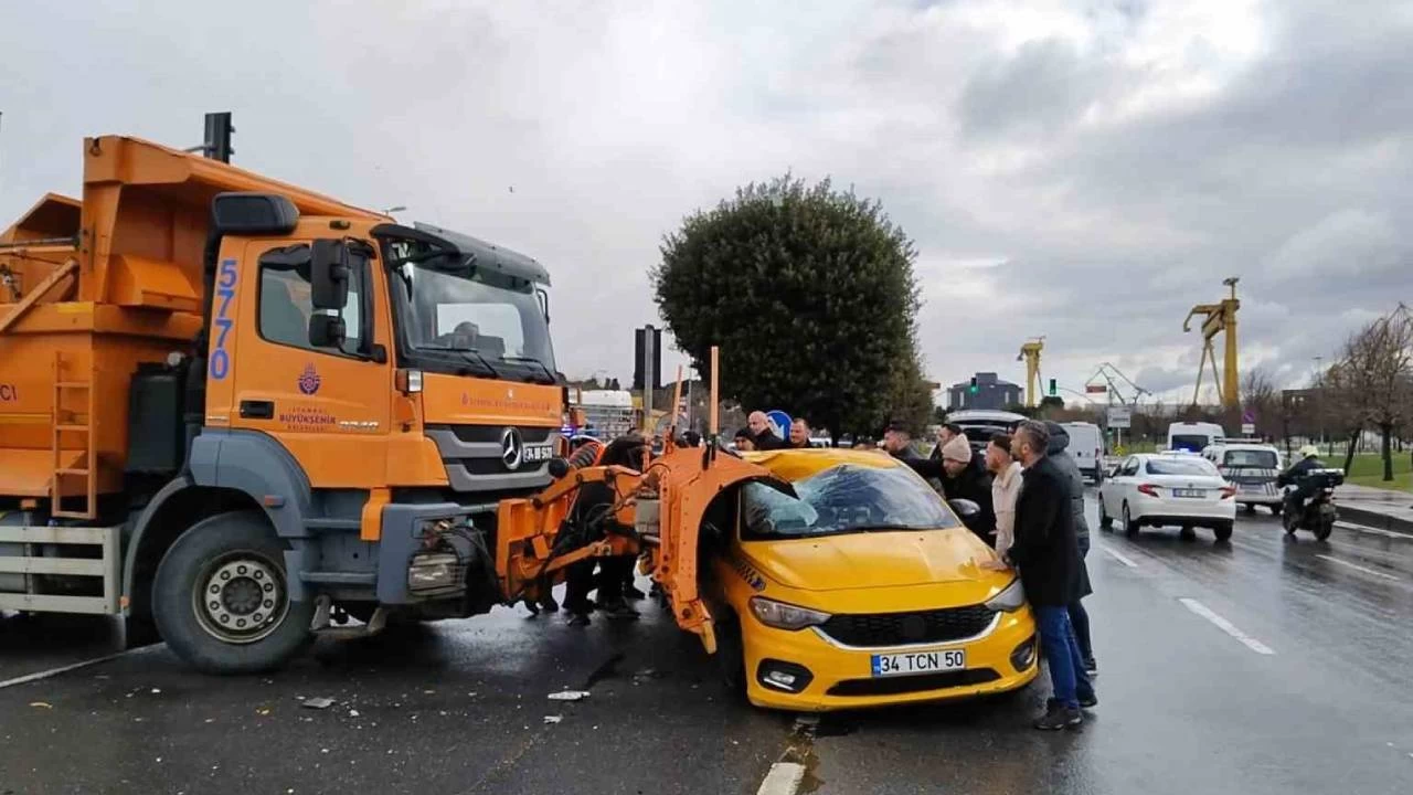 Pendik'te kar küreme aracı taksiye çarptı: 3 yaralı